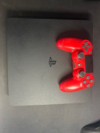 PS4 (PlayStation 4) Negra con Mando Rojo