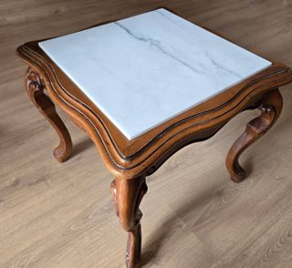 Mesa auxiliar antigua de madera y mármol