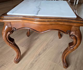Mesa auxiliar antigua de madera y mármol