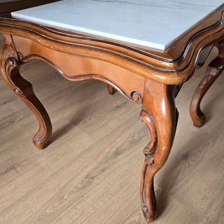 Mesa auxiliar antigua de madera y mármol