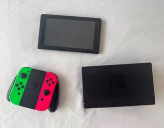 Nintendo Switch + Funda Mario Odyssey + 2 Juegos