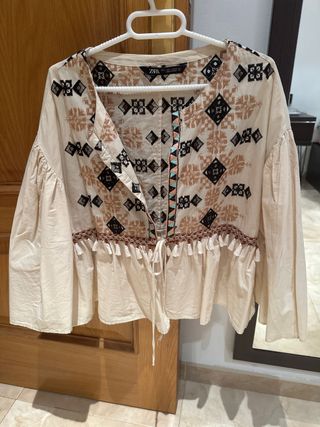 Preciosa Blusa de Zara bordada, talla L