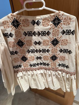 Preciosa Blusa de Zara bordada, talla L