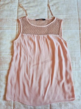 Blusa Zara sin mangas troquelada nude (ZARA BASIC)