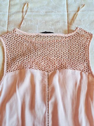 Blusa Zara sin mangas troquelada nude (ZARA BASIC)