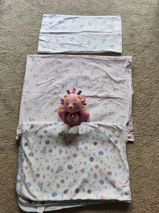 Sabana de cuna + regalos