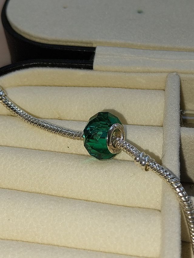 Pendente de cristal verde facetado