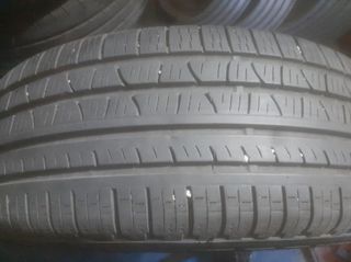 Neumático 215/60/17