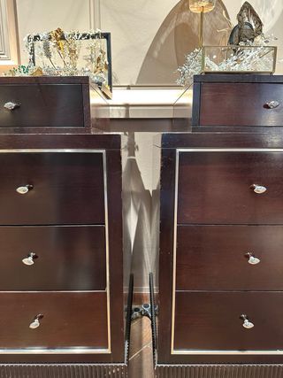Pareja de cómodas antiguas de madera inglesas