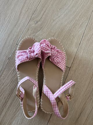 Sandalias de verano a cuadros rosa y blanco