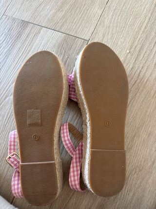 Sandalias de verano a cuadros rosa y blanco