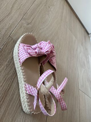 Sandalias de verano a cuadros rosa y blanco
