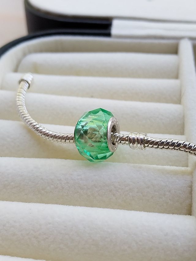 2 Pendentes Prateados cor Verde