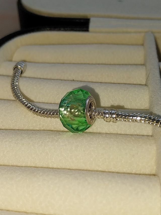 2 Pendentes Prateados cor Verde