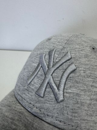 Gorra New Era Yankees Gris Claro 9Forty
