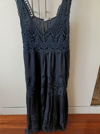 Vestido midi negro con encaje