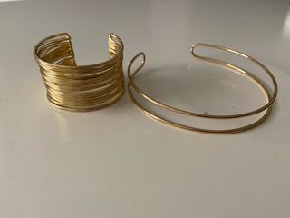 Collar y brazalete dorado