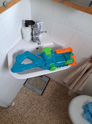 Pistola de agua Nerf azul y naranja