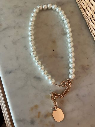 Colgante de perlas con cadena dorada