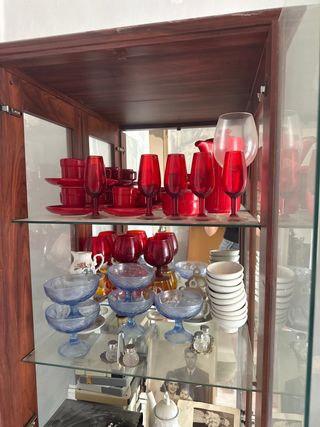 Juego de copas y tazas rojas y azules
