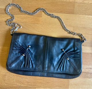 Bolso de mano negro con cadena