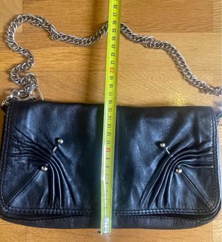 Bolso de mano negro con cadena