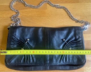 Bolso de mano negro con cadena
