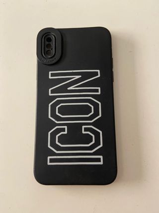 Funda móvil negra con letras blancas