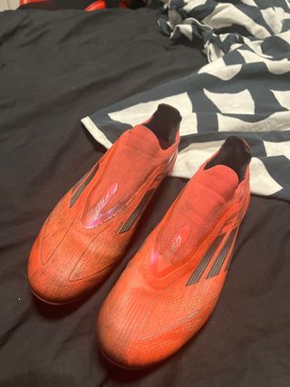 Botas de fútbol Adidas rojas solo recogida Bilbao 