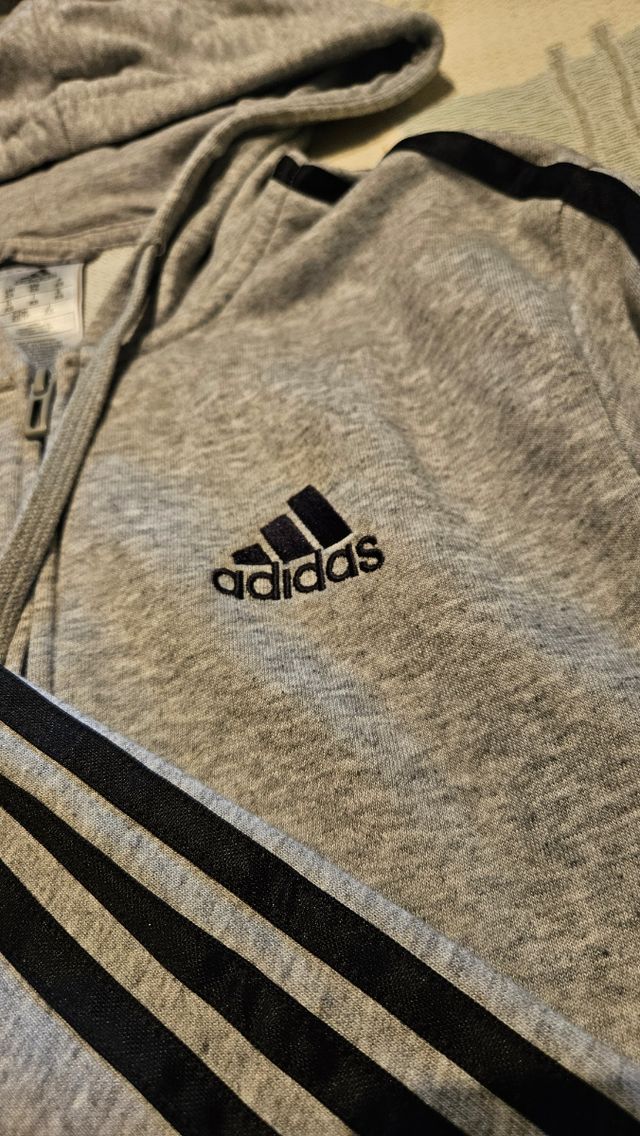 Chaqueta Adidas Gris con Rayas Negras Hombre