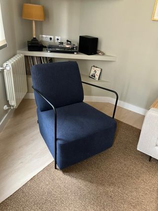 Butaca azul de tela y metal