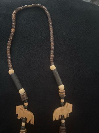 Collar de madera con figuras de animales
