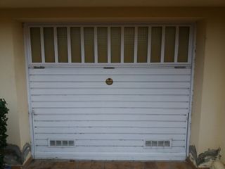 Puerta de garaje blanca