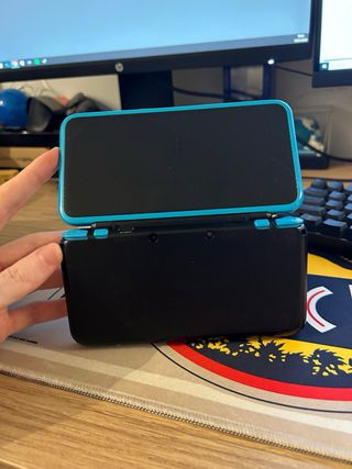 Nintendo 2DS XL con cargador