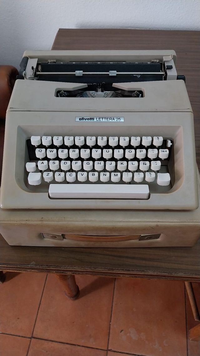 Máquina de escribir Olivetti Lettera 25