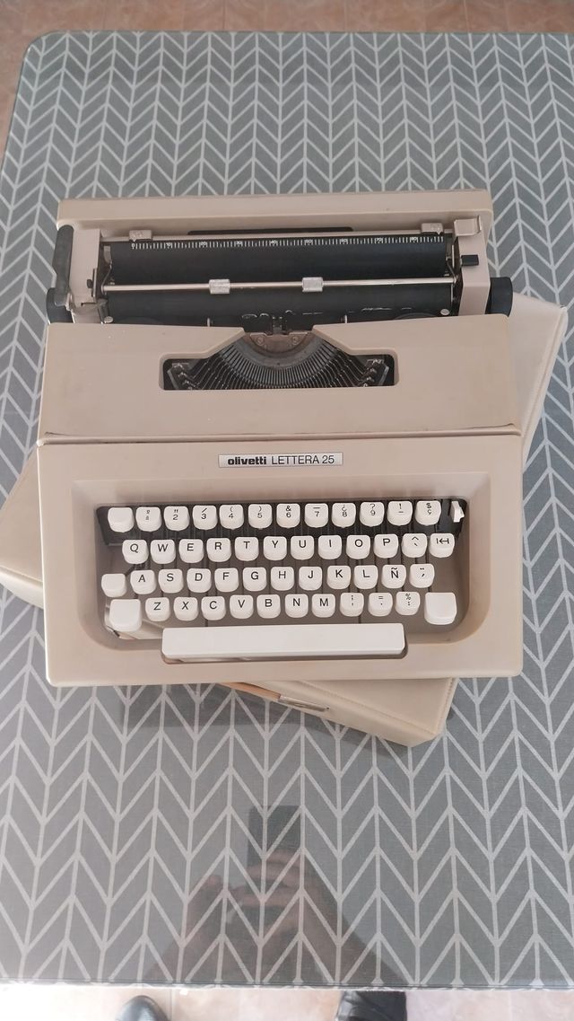 Máquina de escribir Olivetti Lettera 25