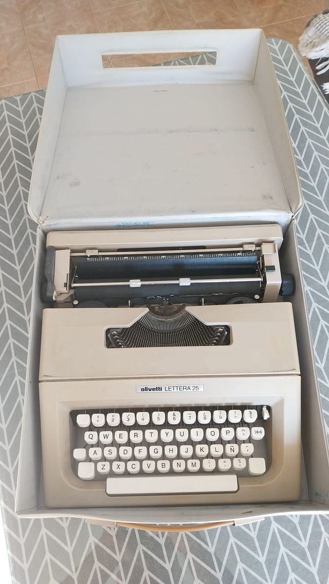 Máquina de escribir Olivetti Lettera 25