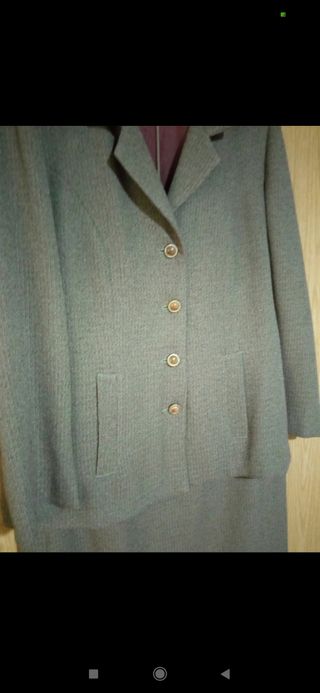 Traje de falda color tabaco 