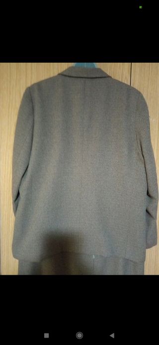 Traje de falda color tabaco 