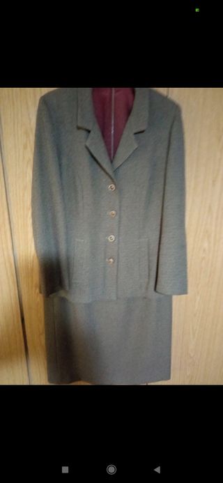 Traje de falda color tabaco 