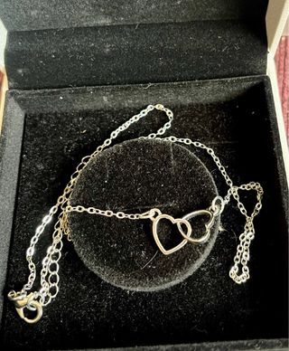 Collar de plata con corazones entrelazados