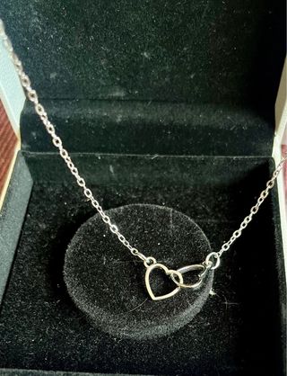 Collar de plata con corazones entrelazados