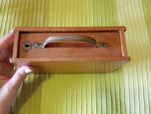 Caja de madera antigua con asa