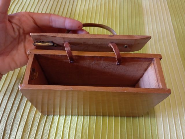 Caja de madera antigua con asa