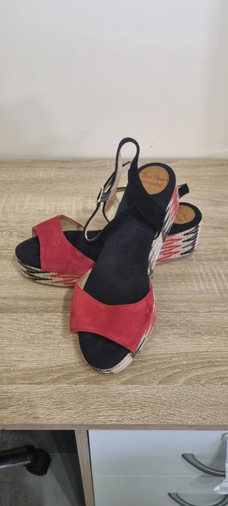 Sandalias Toni Pons Negras y Rojas