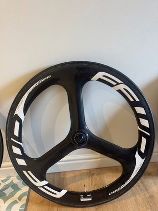 Ruota in carbonio a tre razze FFWD
