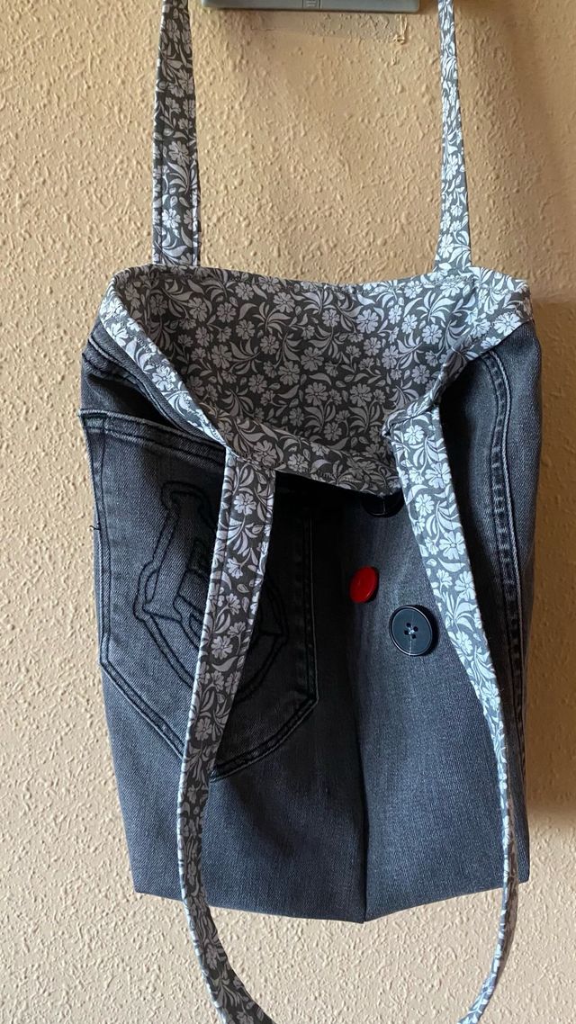 Bolso de Hombro color Gris con Botones