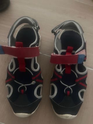 Sandalias cangrejeras azules y rojas