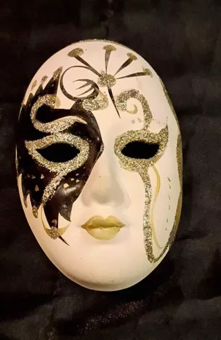 Maschera in ceramica decorata