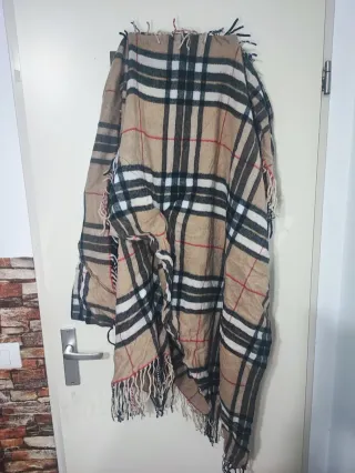 Poncho a cuadros beige y multicolor
